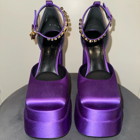 Versace Medusa Aevitas Platform Pump - Picture 2 of 14